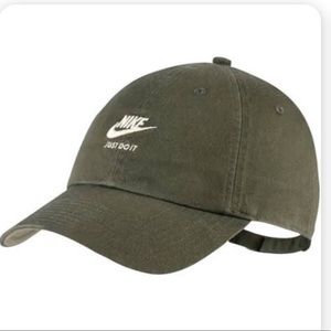 ☆ WOMEN’S NIKE HAT ☆